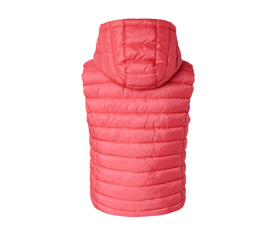 Detail zadní strany prošívané vesty s kapucí.