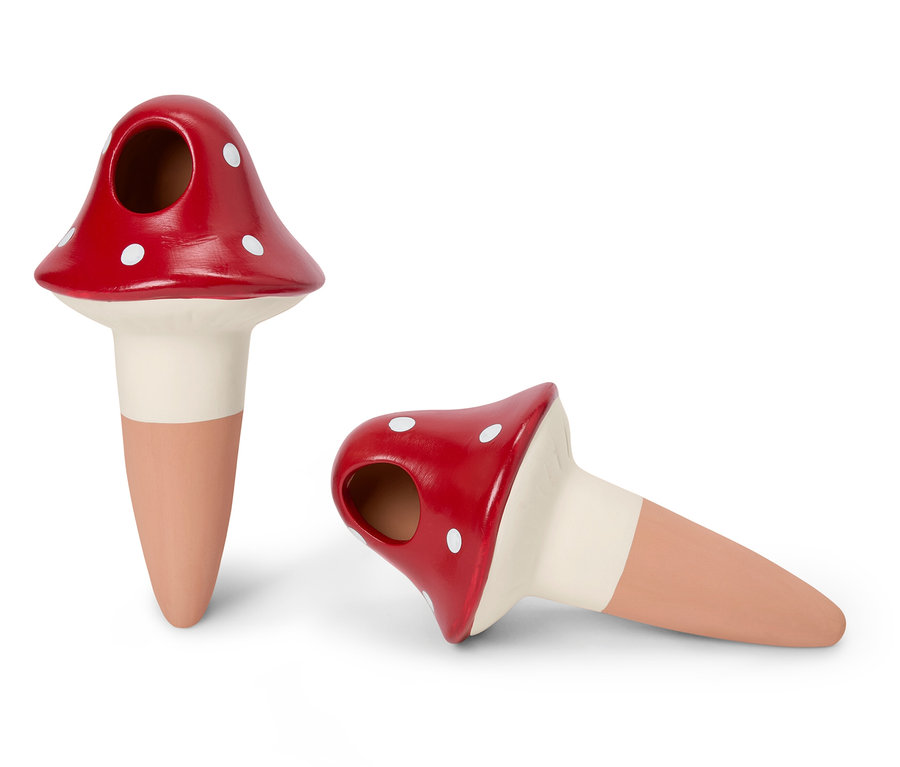 Dvě zavlažovací koule ve tvaru houby, jedna stojí a druhá leží.