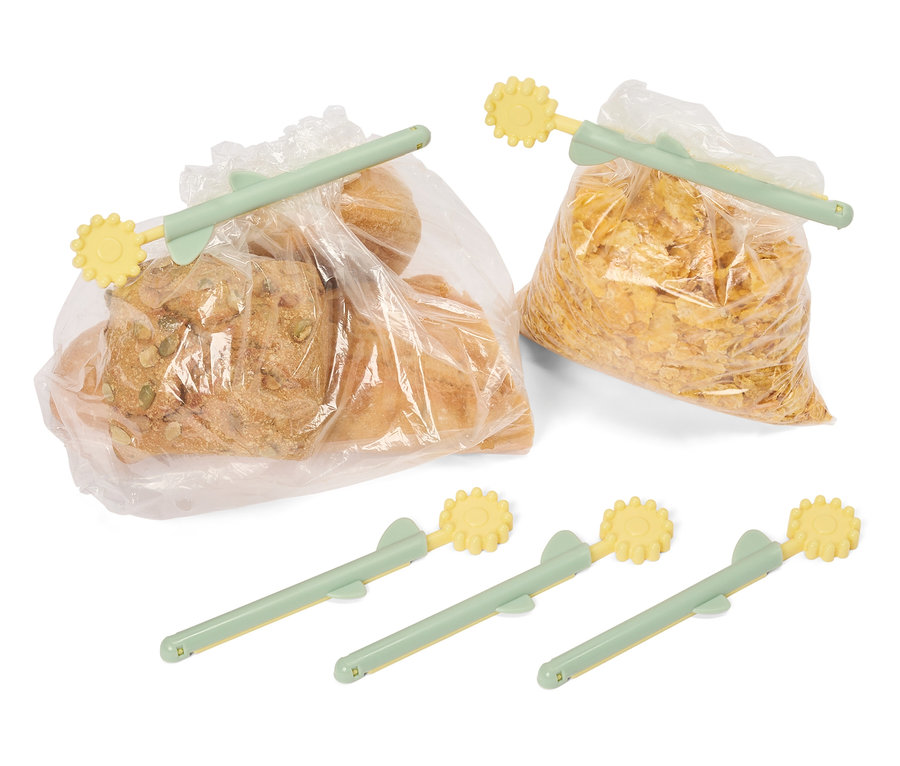 Chléb a kukuřičné lupínky jsou uzavřeny světle zelenými a žlutými tyčinkami na uchování čerstvosti.