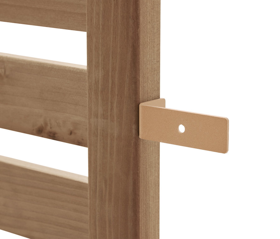 Detailní pohled na světle hnědý dřevěný regál s držákem.