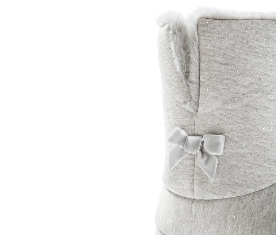 Detail šedé vysoké domácí papuče s mašlí.