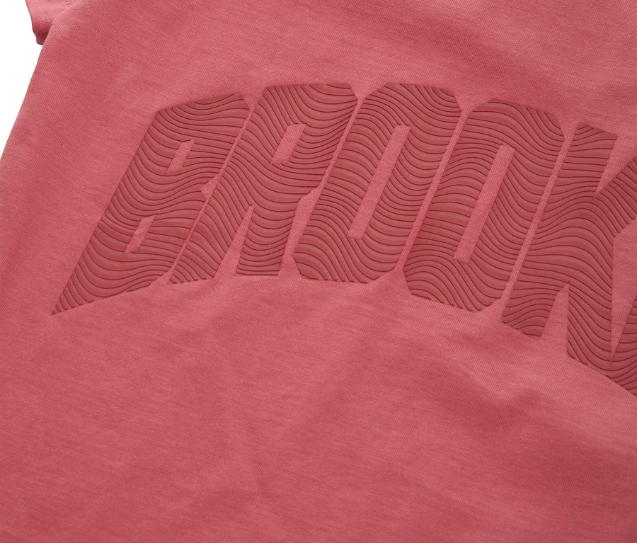 Detailní záběr na růžové tričko s vyraženým nápisem BROOK.