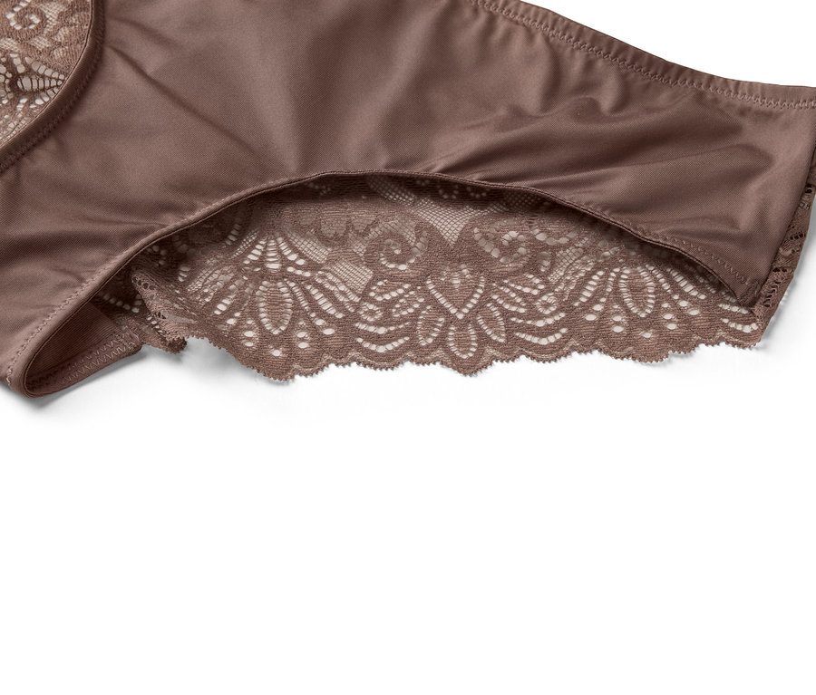 Detailní záběr hnědých dámských kalhotek s krajkovým lemem.