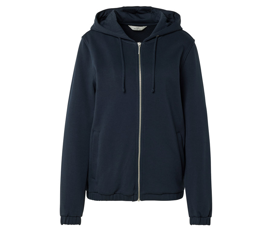 Na bílém pozadí je vidět tmavě modrá mikina s kapucí na zip.
