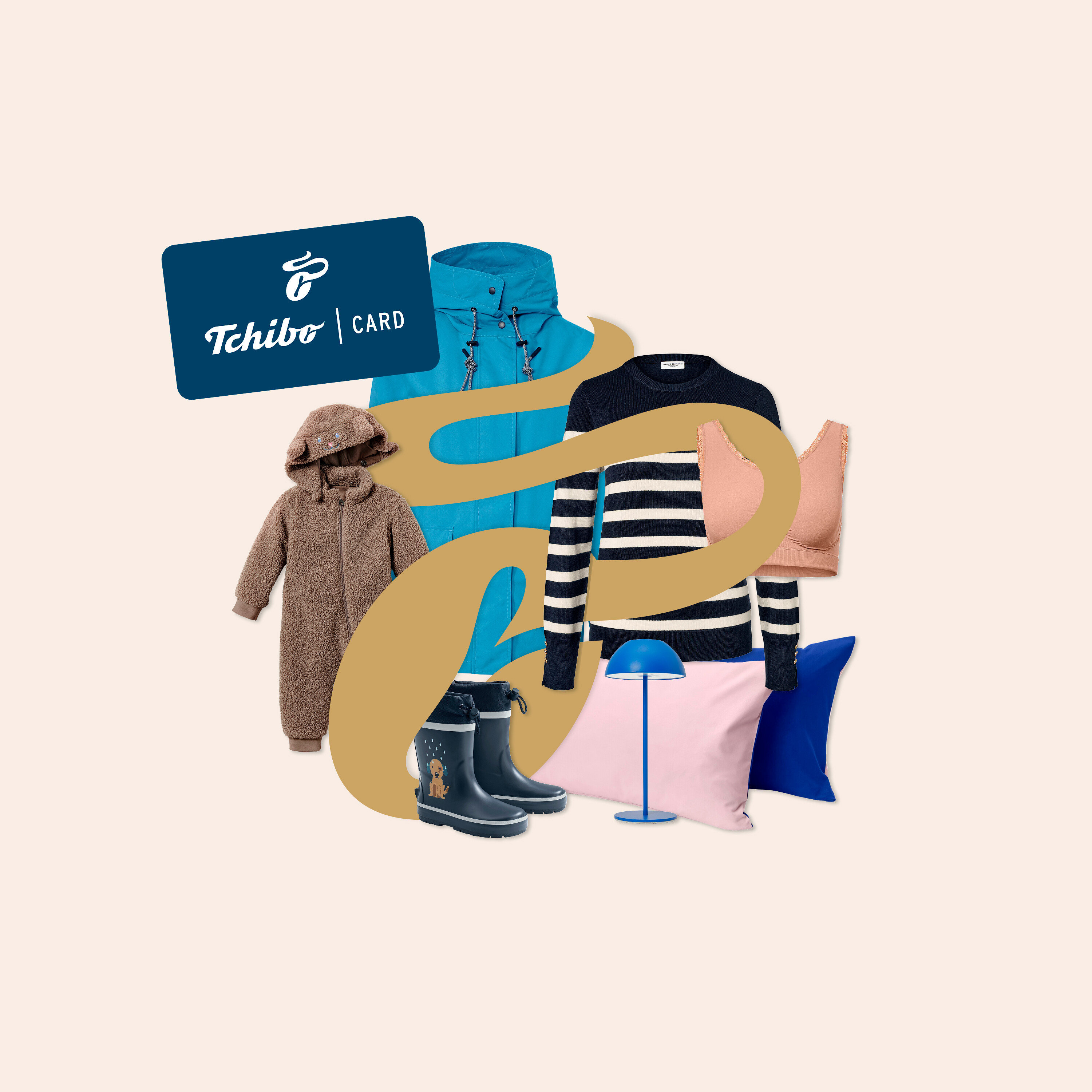 Karta Tchibo, modrá bunda, pruhovaný svetr, kombinéza s medvídkem, holínky, lampa a polštáře na béžovém pozadí.
