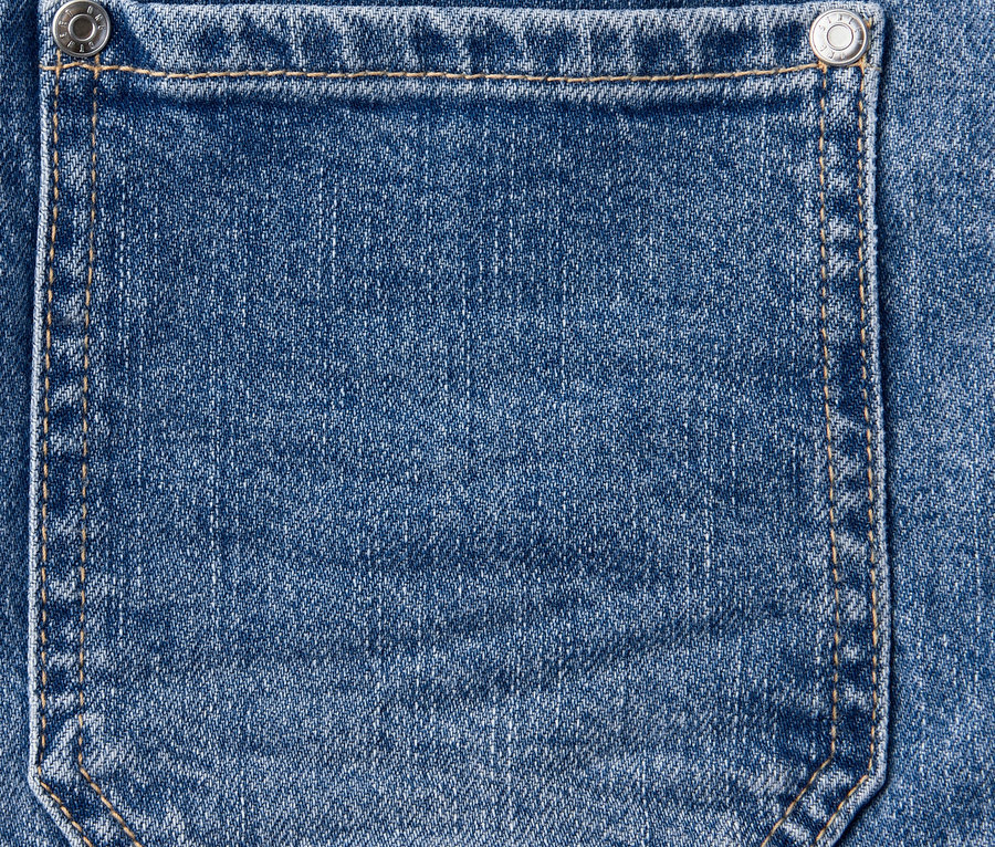 Detail zadní kapsy modrých džínů Street One »Amalia«.