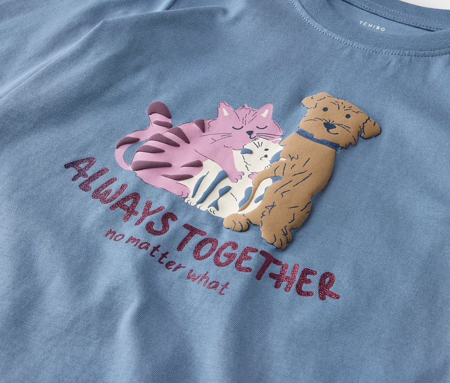 Modré tričko s dlouhým rukávem s potiskem růžové kočky, psa a kočky s nápisem „Always Together“.