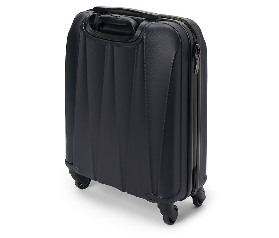 Detailní záběr na tmavě modrý kufr s kolečky a teleskopickou rukojetí.