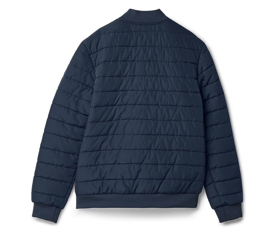 Pohled zezadu na tmavě modrou prošívanou bundu s žebrovanými manžetami a límcem.