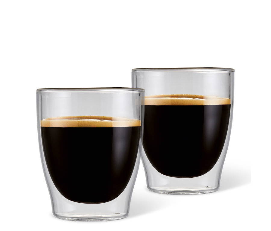 Dva dvoustěnné sklenice na espresso plné kávy.