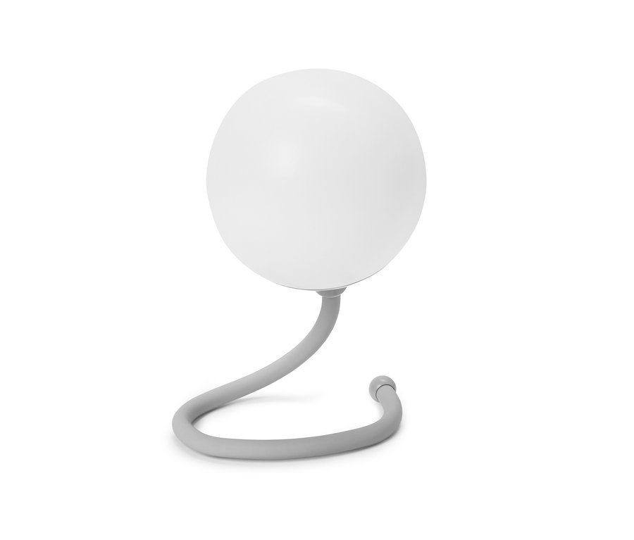 Detailní záběr šedé lampy s kulovitým bílým stínidlem.