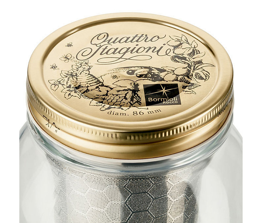 Detail sklenice pro přípravu cold brew »BrewJar« s kovovým víčkem.