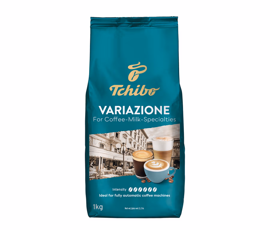 Balení zrnkové kávy Tchibo Variazione s obrázky kávových specialit.