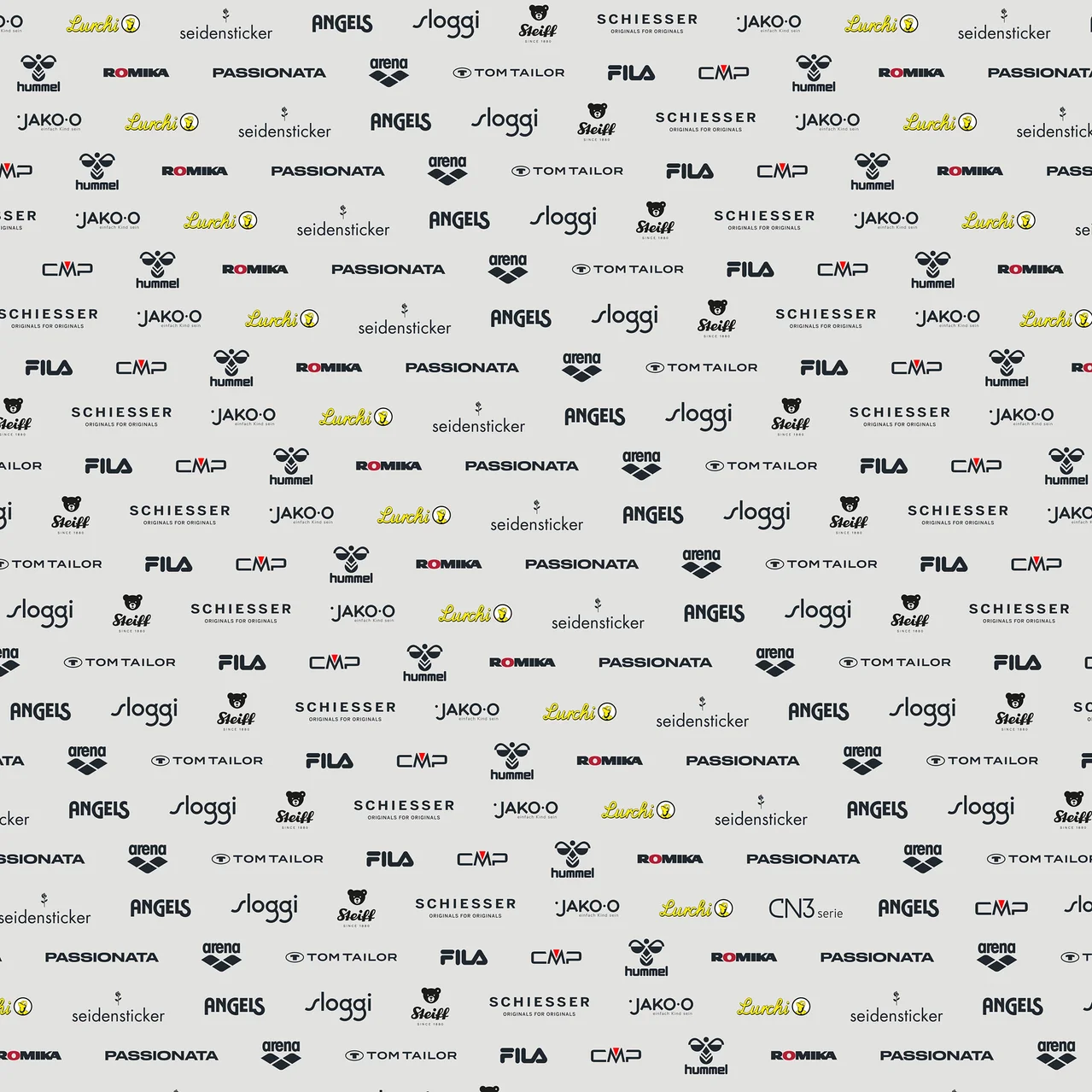 Světlé pozadí s opakujícím se vzorem různých log značek, včetně Lurchi, seidensticker, ANGELS, sloggi, Steiff, SCHIESSER, hummel, ROMIKA, PASSIONATA, arena, TOM TAILOR, FILA, CMP a JAKO-O.