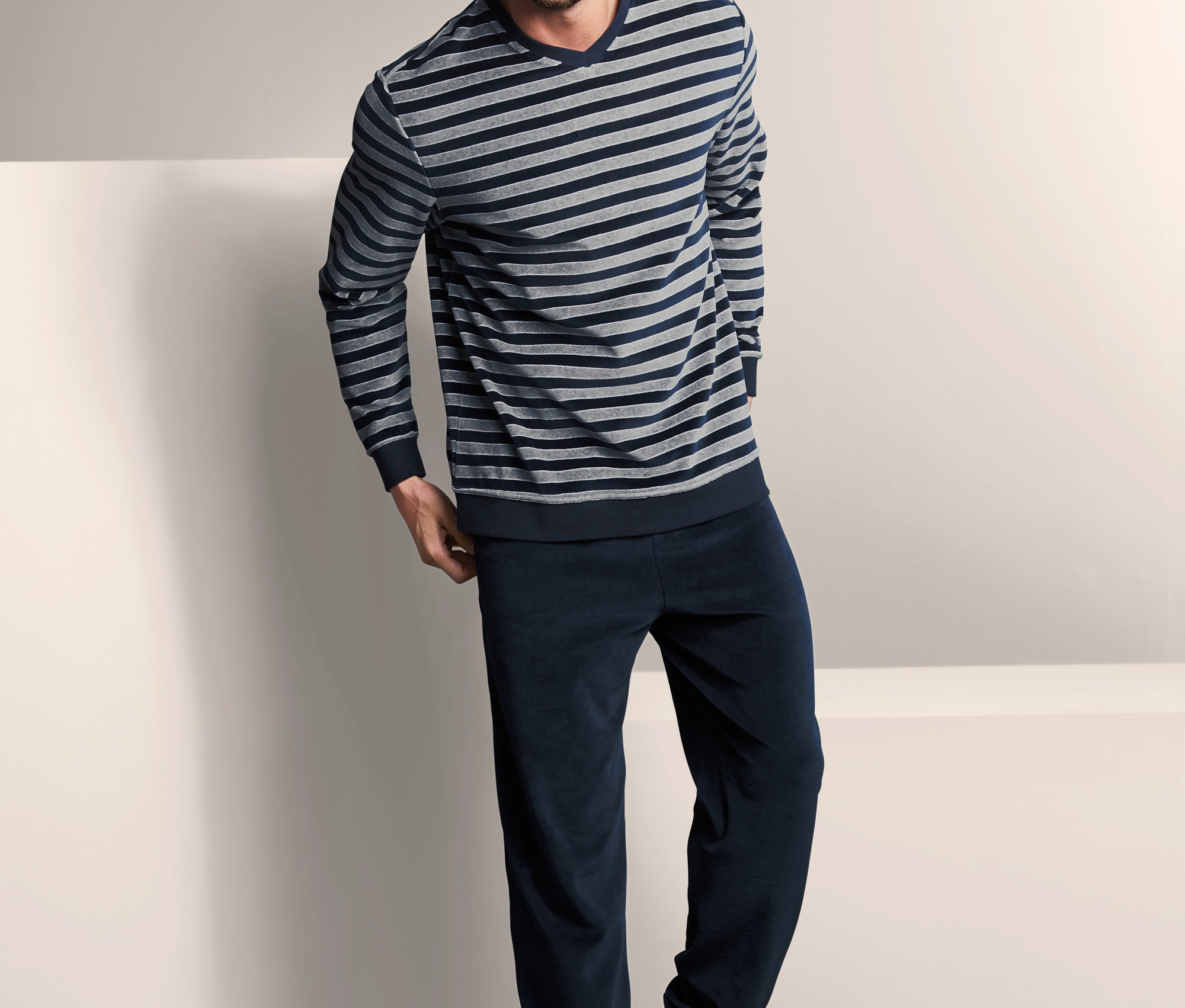 Usmívající se muž pózuje v plyšovém pyžamu.