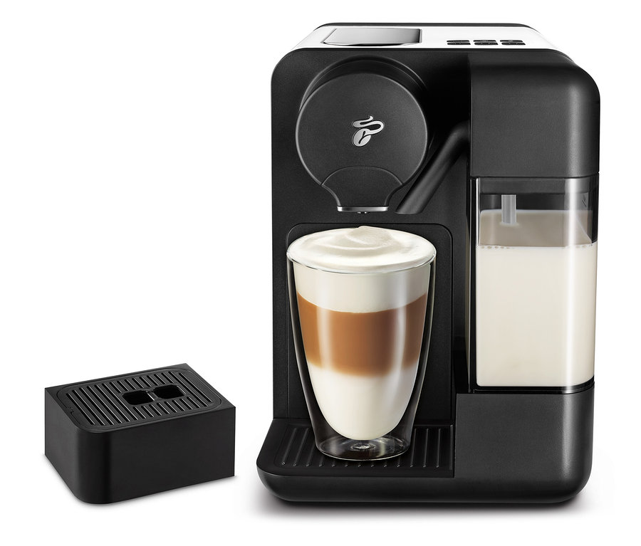 Černý kávovar s mlékem Cafissimo bílý a sklenicí latté.