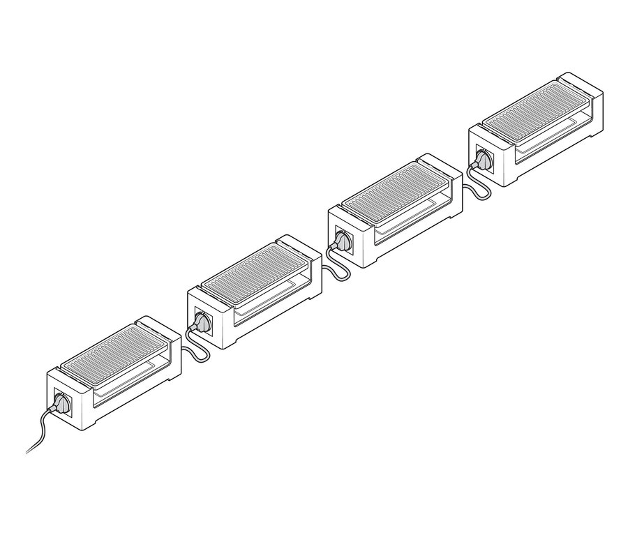 Čtyři raclette grily pro dvě osoby v řadě.