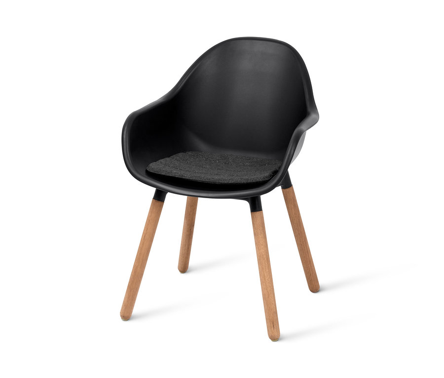 Černá skořepinová židle s područkami a dřevěnýma nohama.