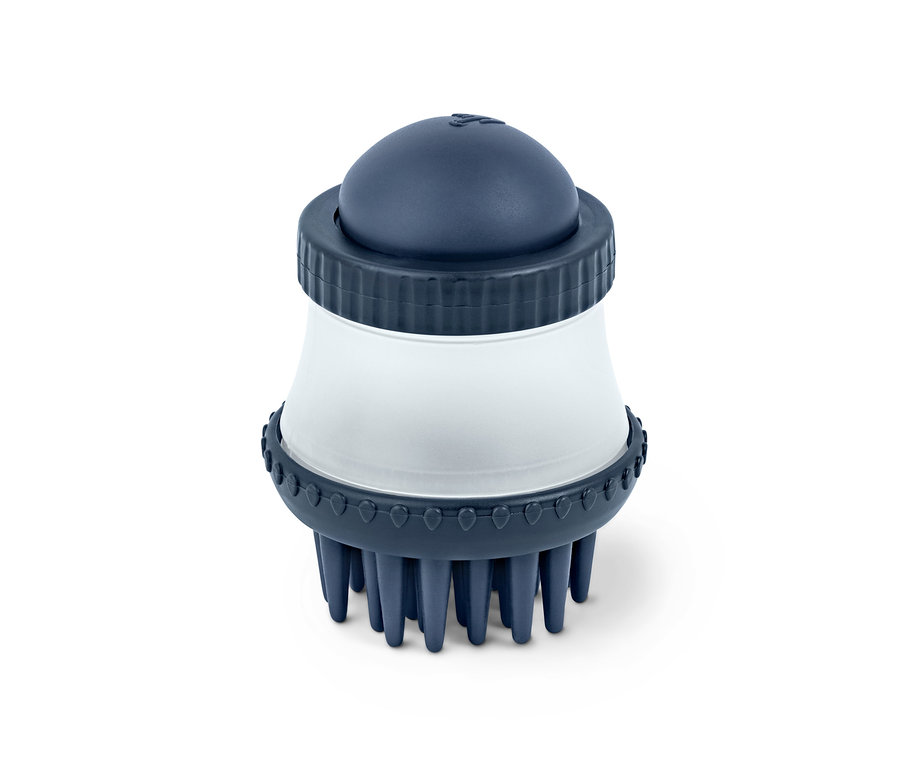 Kartáč na mytí zvířat s modrými štětinami a bílou nádobou na mýdlo.