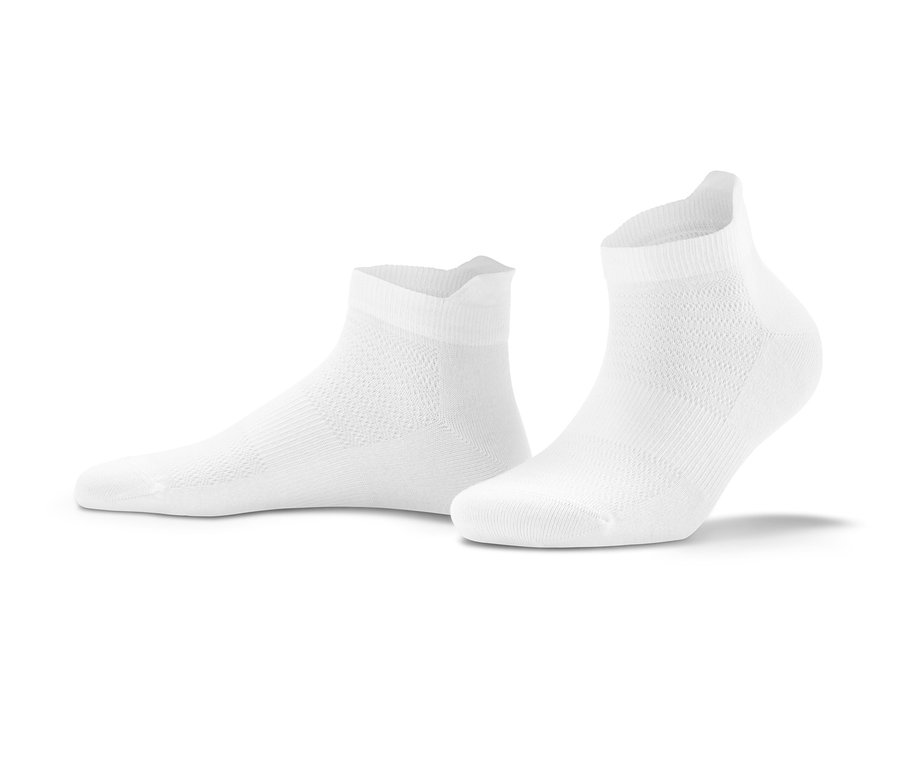 Dva páry krátkých bílých sportovních ponožek.