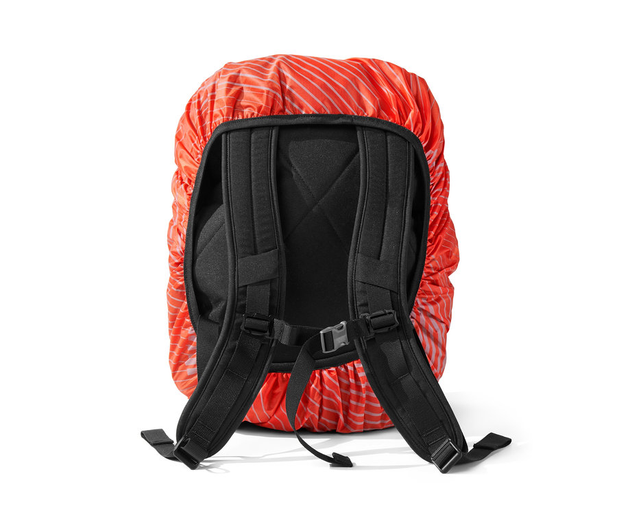 Černý batoh s nepromokavým oranžovým návlekem na batoh.