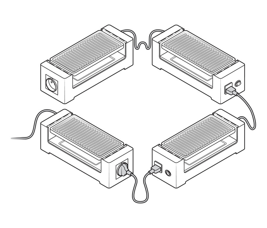 Čtyři raclette grily pro dvě osoby uspořádané do čtverce, každý s napájecím kabelem.