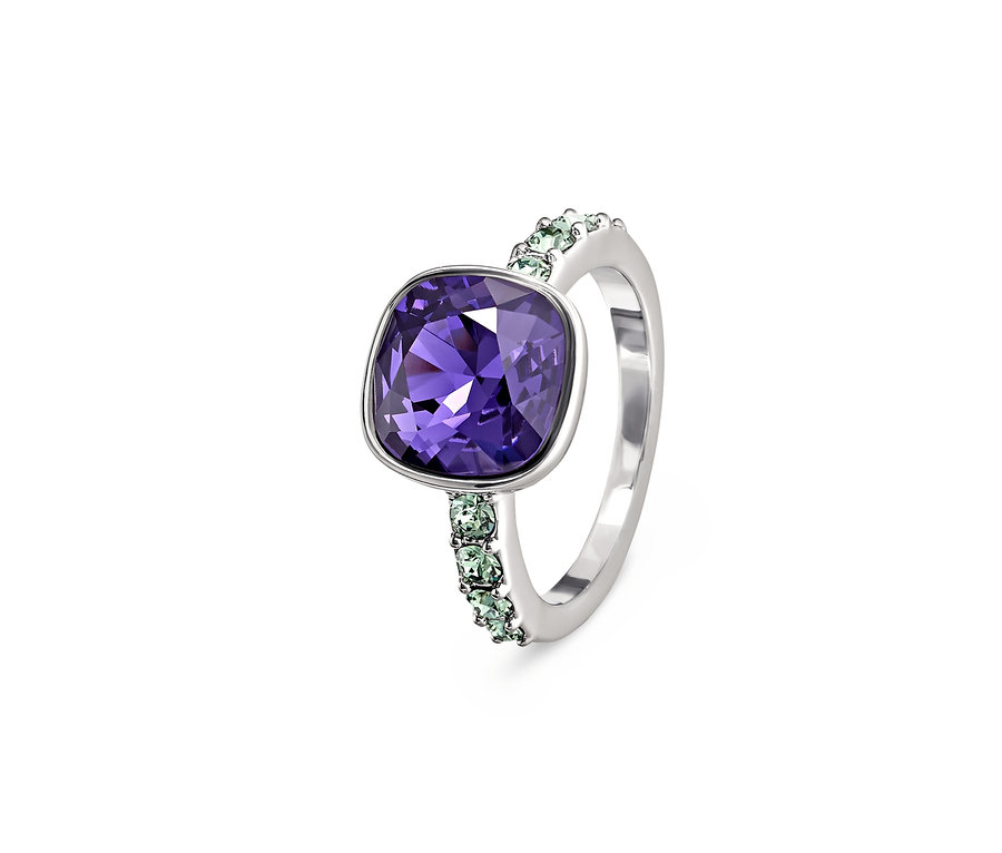 Stříbrný prsten zdobený kamínky Swarovski® s fialovým kamenem uprostřed.