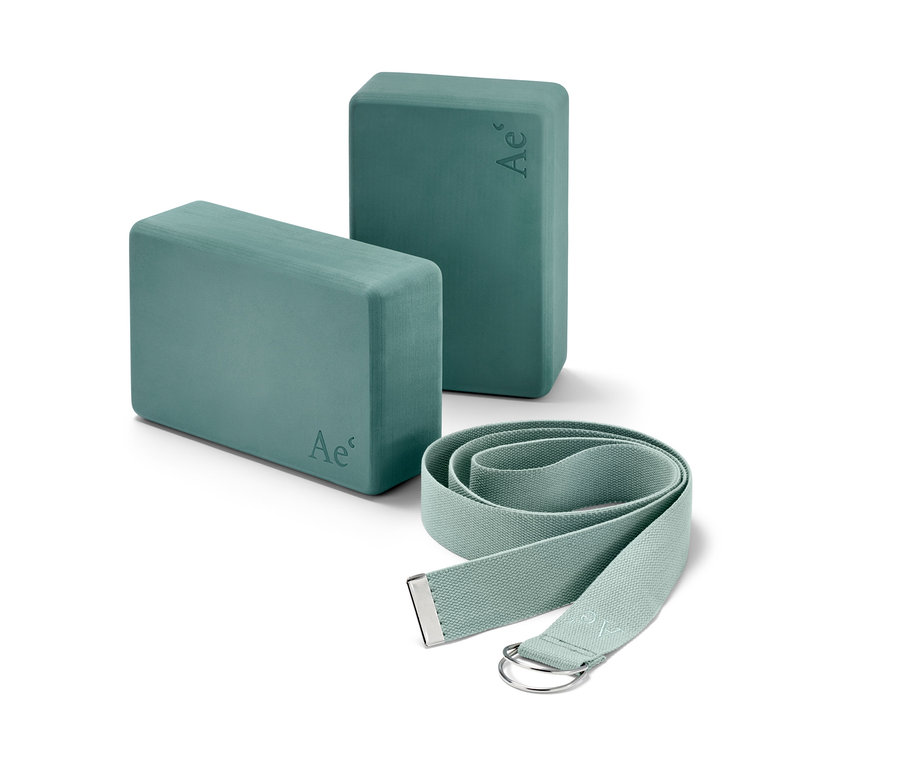 Dva jógové bloky a popruh ze sady na jógu, 3dílná, v odstínech modrozelené.