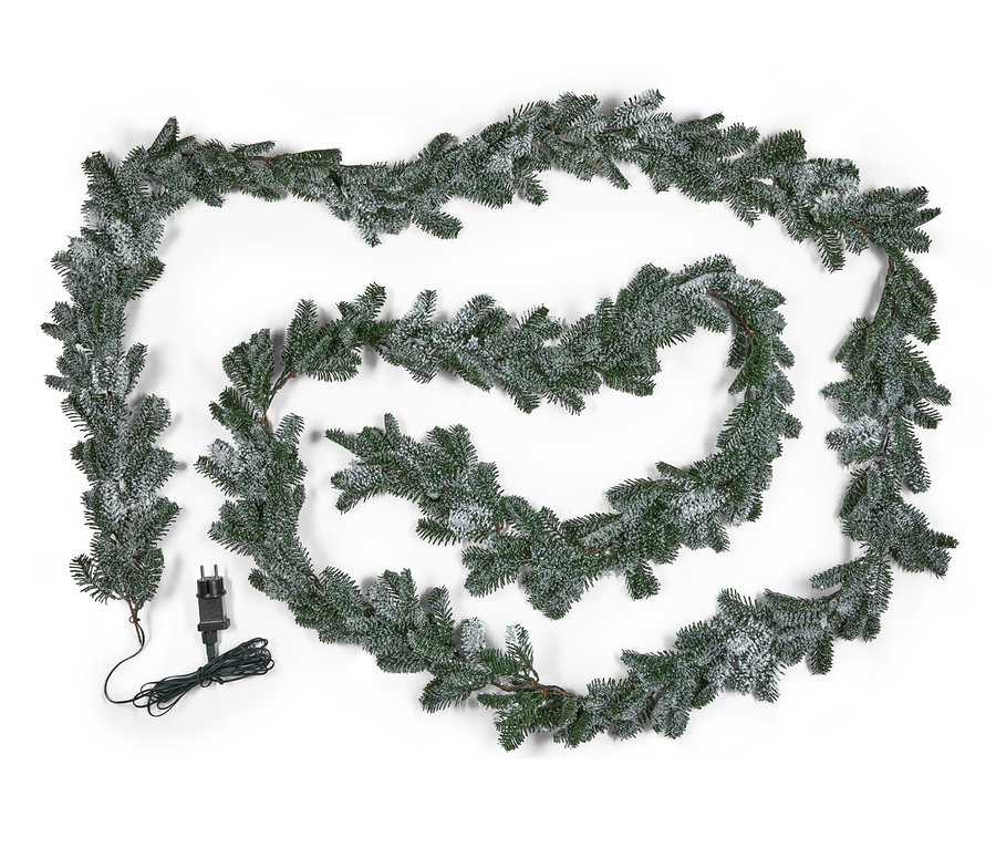 Snímek shora: zasněžená jedlová girlanda s LED diodami na bílém pozadí.