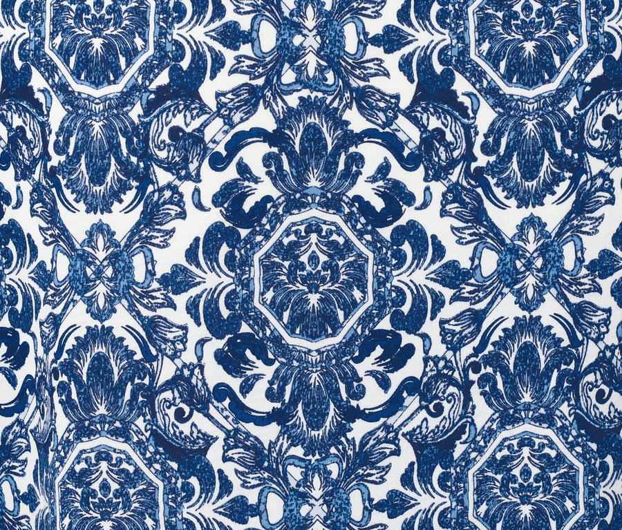 Detail modrého halenkového trika s potiskem.