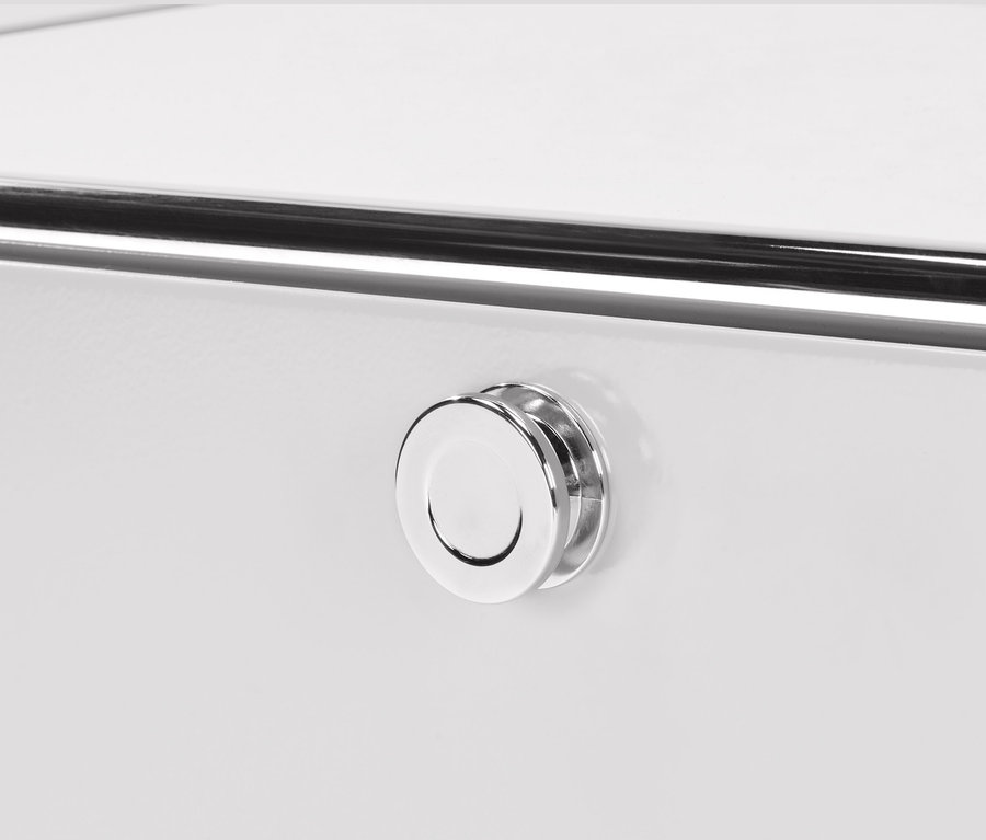 Detail bílé kovové nízké skříňky »CN3« se zásuvkami, s chromovanou úchytkou a madlem.