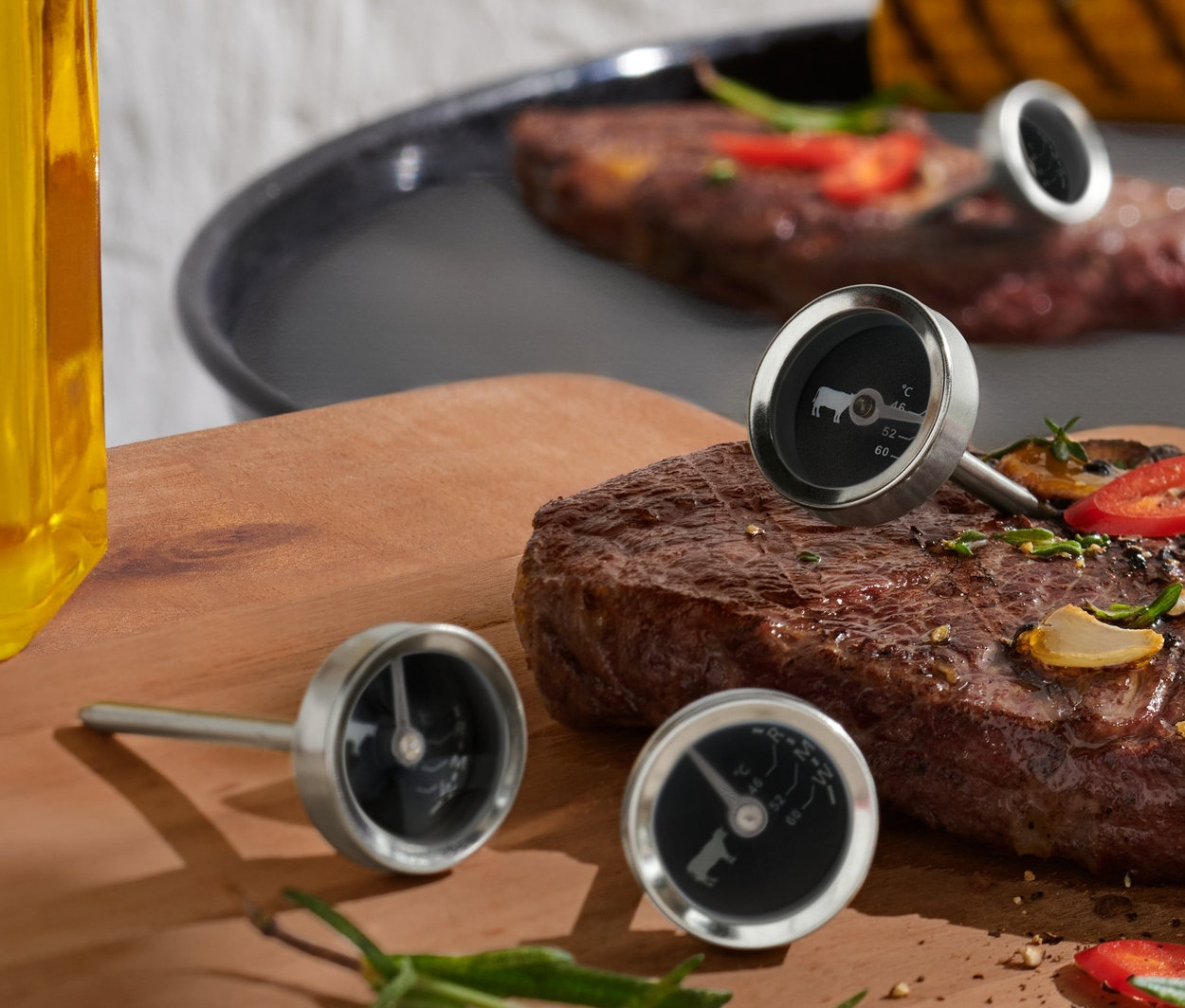 Steaky s grilovanou zeleninou a 4 BBQ teploměry.