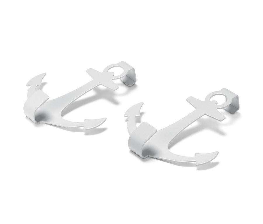 Dva bílé háčky na dveře ve tvaru kotvy leží na bílém pozadí.