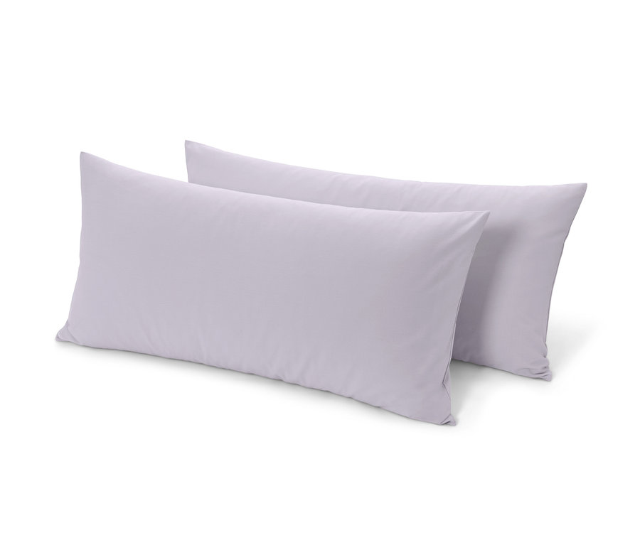 Dva šeříkově fialové povlaky renforcé na polštáře leží na sobě.