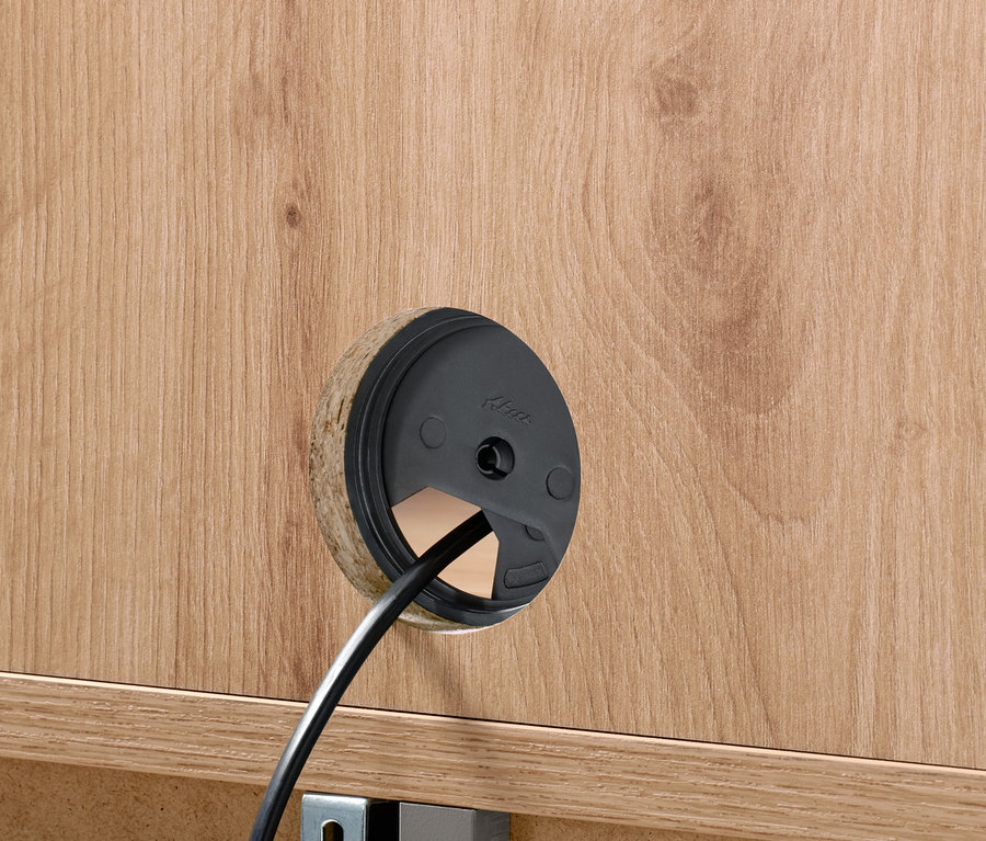 Detailní záběr na otvor pro kabel ve Vysoké skříňce se 2 dvířky.