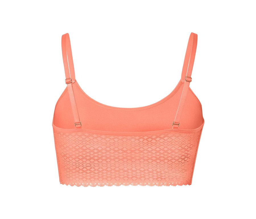 Pohled zezadu na korálovou bezešvou podprsenku s krajkou.