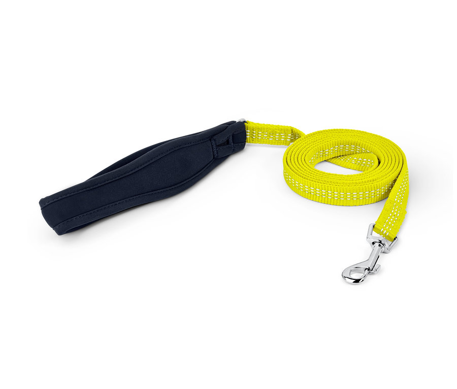 Žluté vodítko pro psy s reflexními prvky a černou rukojetí.