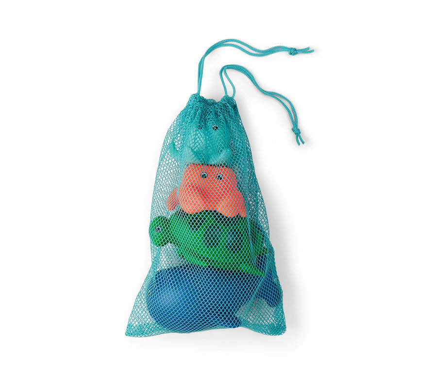 Čtyři stříkací zvířátka ve světle modré síťované tašce.