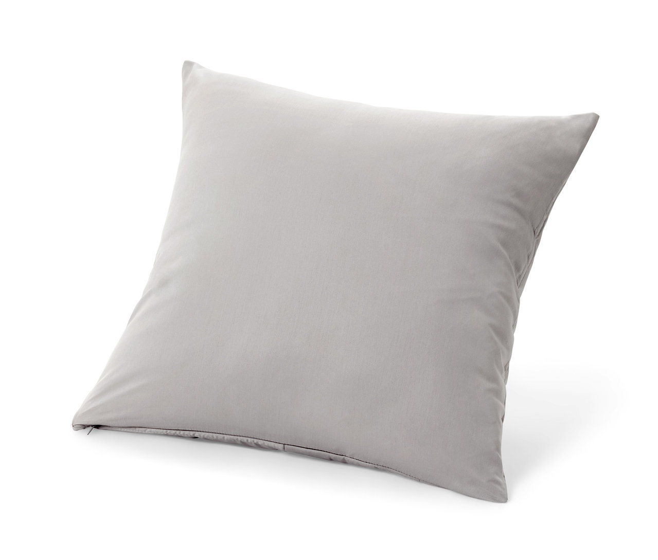 Světle šedý povlak na dekorační polštář leží na bílém pozadí.