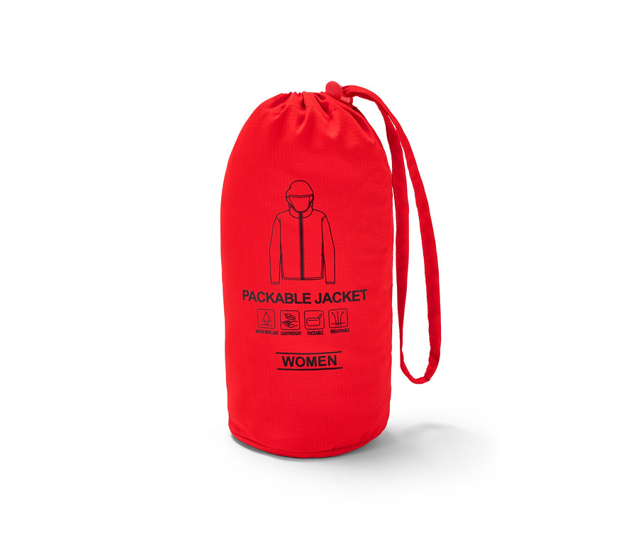Červeno-oranžová lehká funkční bunda »pack me« ve staženém vaku.