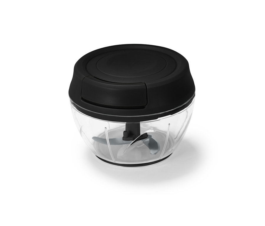 Detailní záběr na ruční multifunkční sekáček s černým vrškem a průhlednou nádobou.