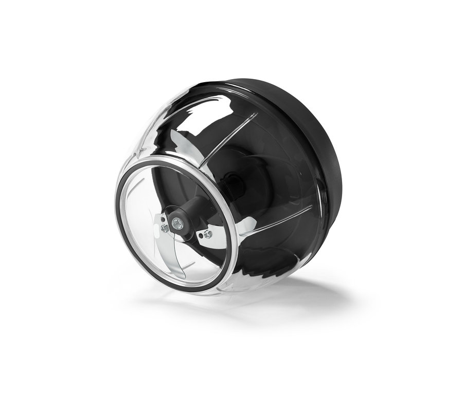 Detailní záběr na ruční multifunkční sekáček s průhlednou nádobou a nerezovými noži.