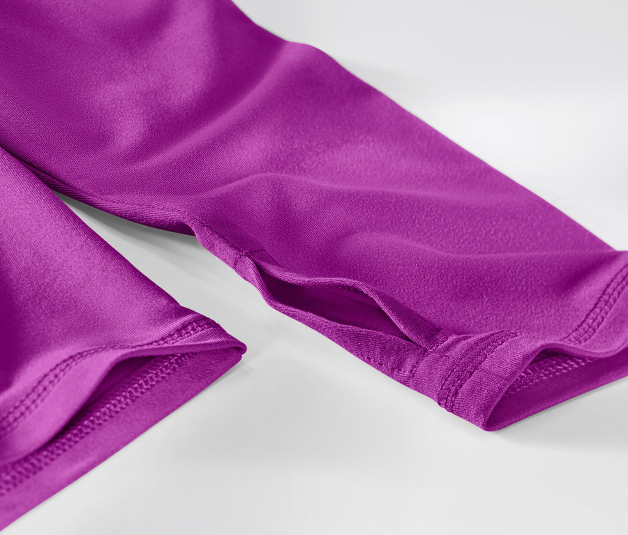 Detail neonového bobulového funkčního trika s dlouhým rukávem ukazující otvor pro palec.