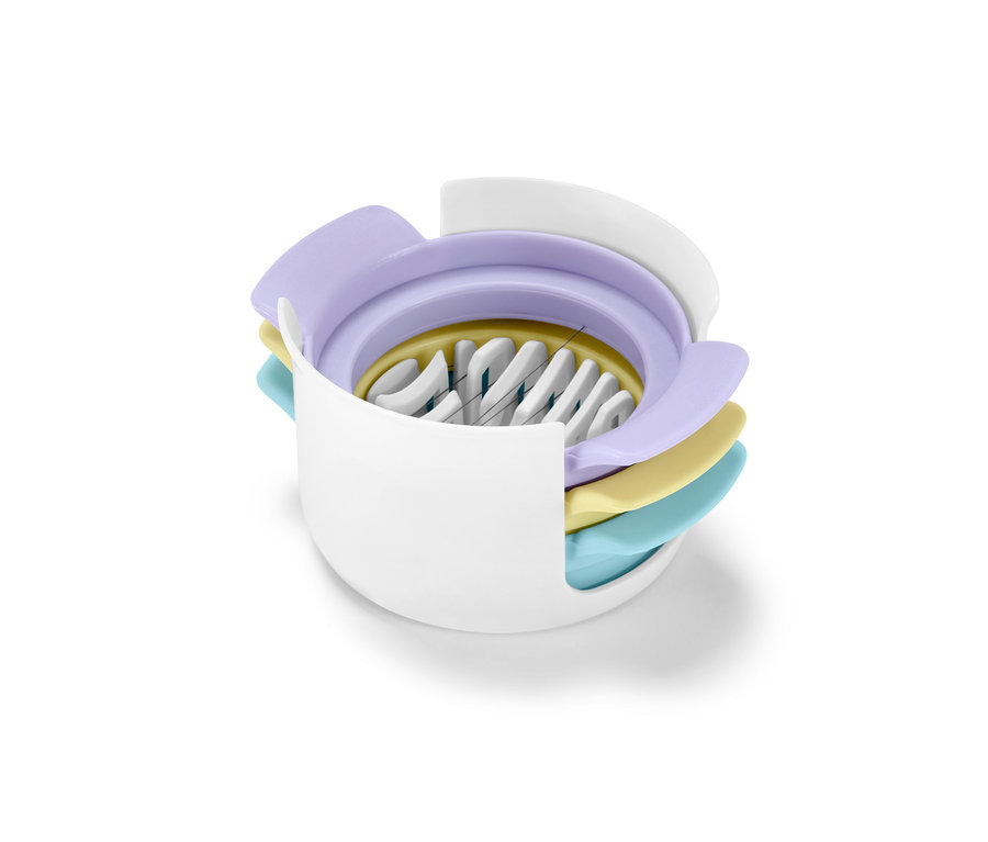 Detailní pohled na kráječ na vajíčka 3 v 1 s bílým tělem a barevnými nástavci.