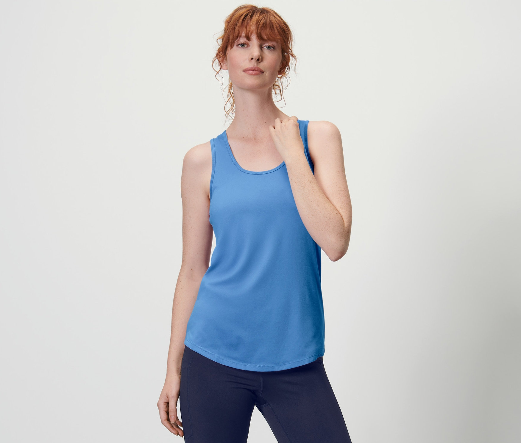 Žena má na sobě jeden z 2 funkčních topů v nebesky modré barvě.