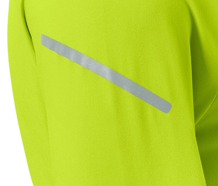 Detail neonově limetkového funkčního termotrika s reflexním pruhem.