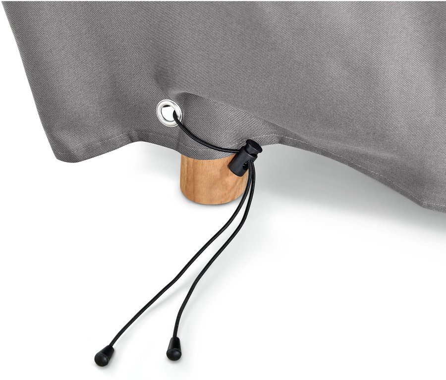 Detail šedého prémiového obalu na velké rozkládací stoly s černou stahovací šňůrkou a dřevěnou nohou stolu.