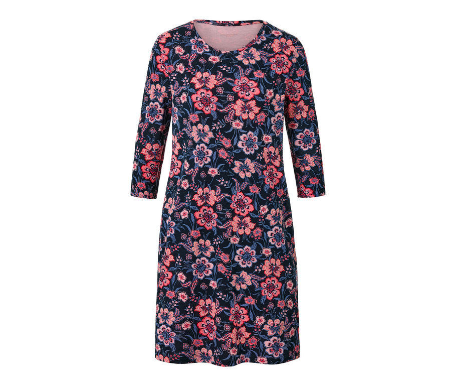 Noční košile s tmavě modrým květinovým vzorem.