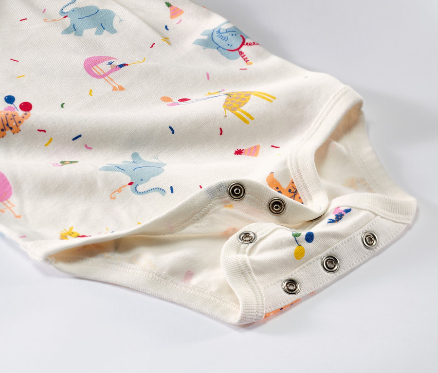 Detail rostoucího body pro miminka s potiskem zvířat.