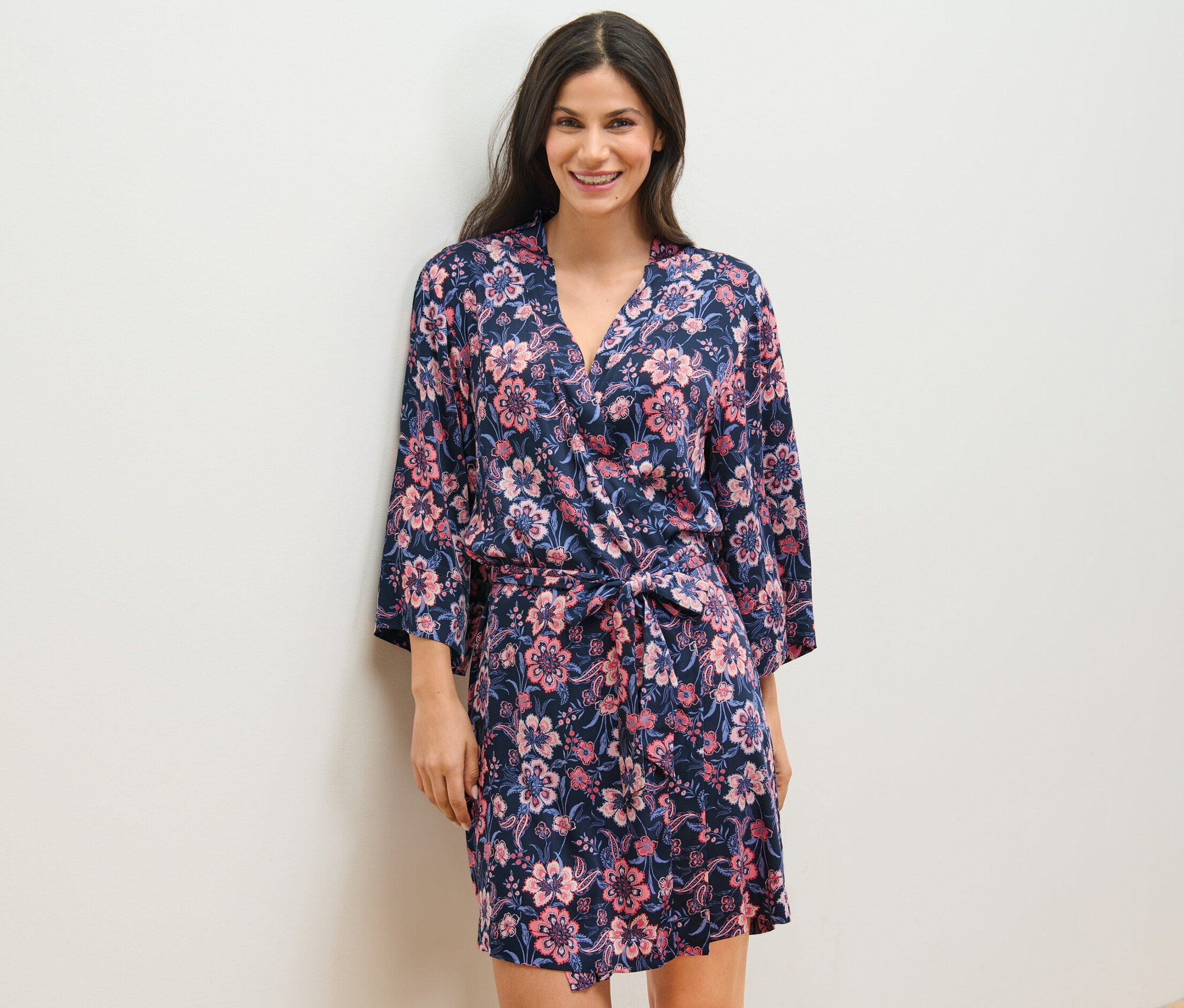 Žena má na sobě tkaný župan s květinovým vzorem.